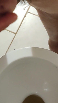đi tiểu với một con cặc nhỏ.