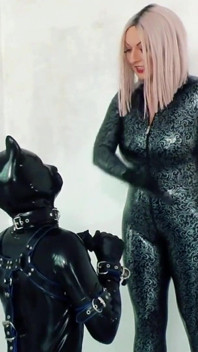 Jeux de rôle fétiche en latex et caoutchouc (ma vieille vidéo) - Domination féminine positive avec Arya Grander