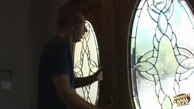 Naughty anal fuck: Duży tyłek jak ten na tej blondynce może z łatwością wziąć...