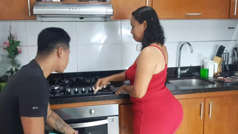 LanaKumari: ลาน่าเงี่ยนดูดควยฉันในครัว