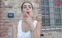 Smokin Fetish: अश्लील Petra आउटडोर अपनी सिगरेट धूम्रपान करती है