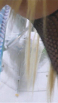Orgasmo in dildo di vetro scopa indossando body in bagno