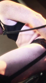 Dominatrix perforando agujeros de culo de esclavos esclavos