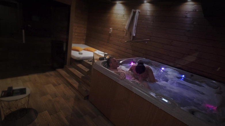 DedeDeville: ぽっちゃり熟女ダダデビルとのホットフリーセックス