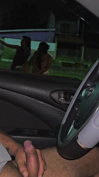 ¡información Sobre La Calle De Dos Chicas Guapas Que Estaban En La Parada Del Autobús!