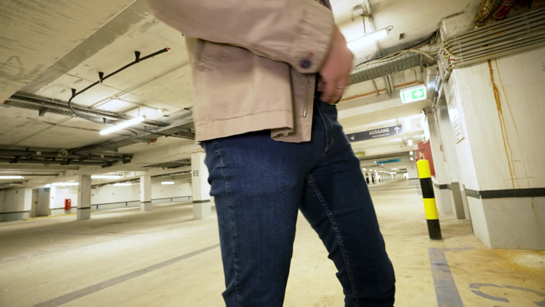 Scout69: Deutscher nymphomanischer teenager bekommt riskanten sex von fremden im Parkhaus...