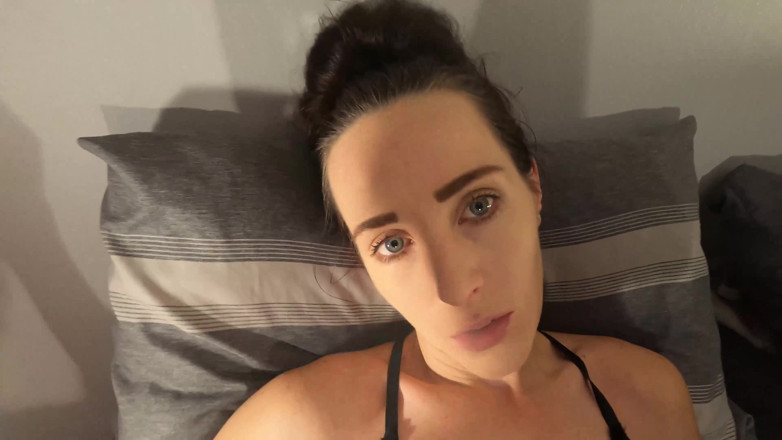 Alicia Robertz: Brud i svart granat underkläder röker, knullar en leksak, suger...