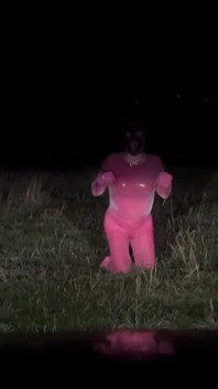 Roze latex petplay buiten mietje
