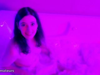 PornoJuice: Фиолетовый свет в ванне в джакузи с участием Chloe Faye