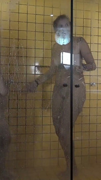 엄마와 저는 함께 샤워를 했고, 남편은 계속 찾아보며 친구를 초대해 경기를 보러 가기도 했어요