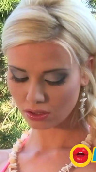 Blondă atractivă cu țâțe mari care se masturbează