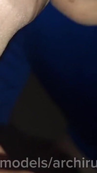 Eine studentin auf der treppe gibt ihrem arsch einen fick und füllt ihn mit sperma! Geiler öffentlicher fick eines hübschen mannes