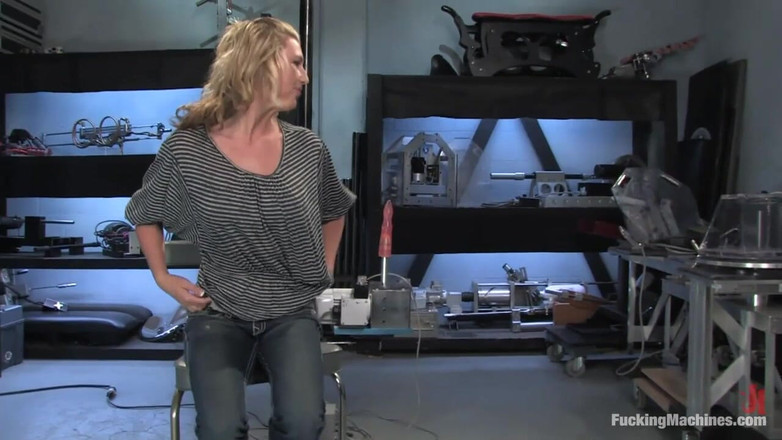 Fucking Machines by Kink: Amatérská dívka Fridays - Mason