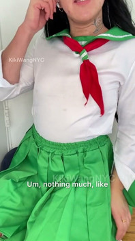 Japans universiteitsmeisje Kagome kussen wippend