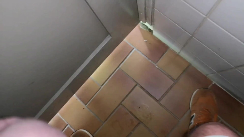 Monster_Meat_: Branlette dans des toilettes publiques, partie 2