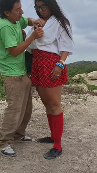 Un țăran pervers găsește o elevă frumoasă în uniformă la țară și o seduce ca să facă sex cu ea