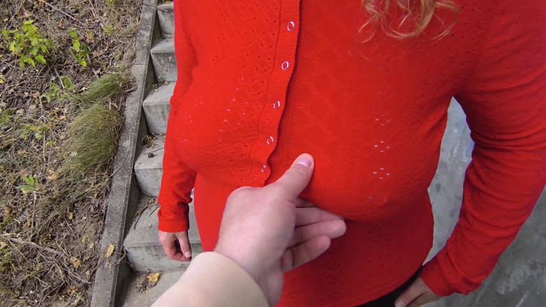Bouncy Tits Action: Czerwone cycki obok dworca
