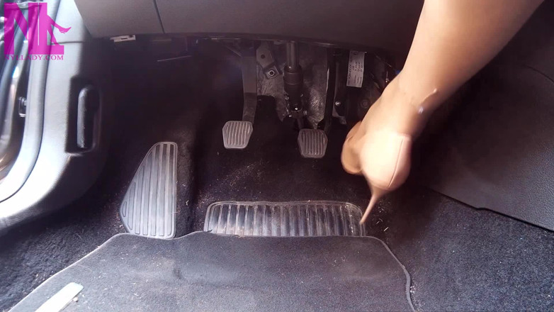 Nyllady: Revisando frenéticamente mi enfoque ford en flops florales y luego...