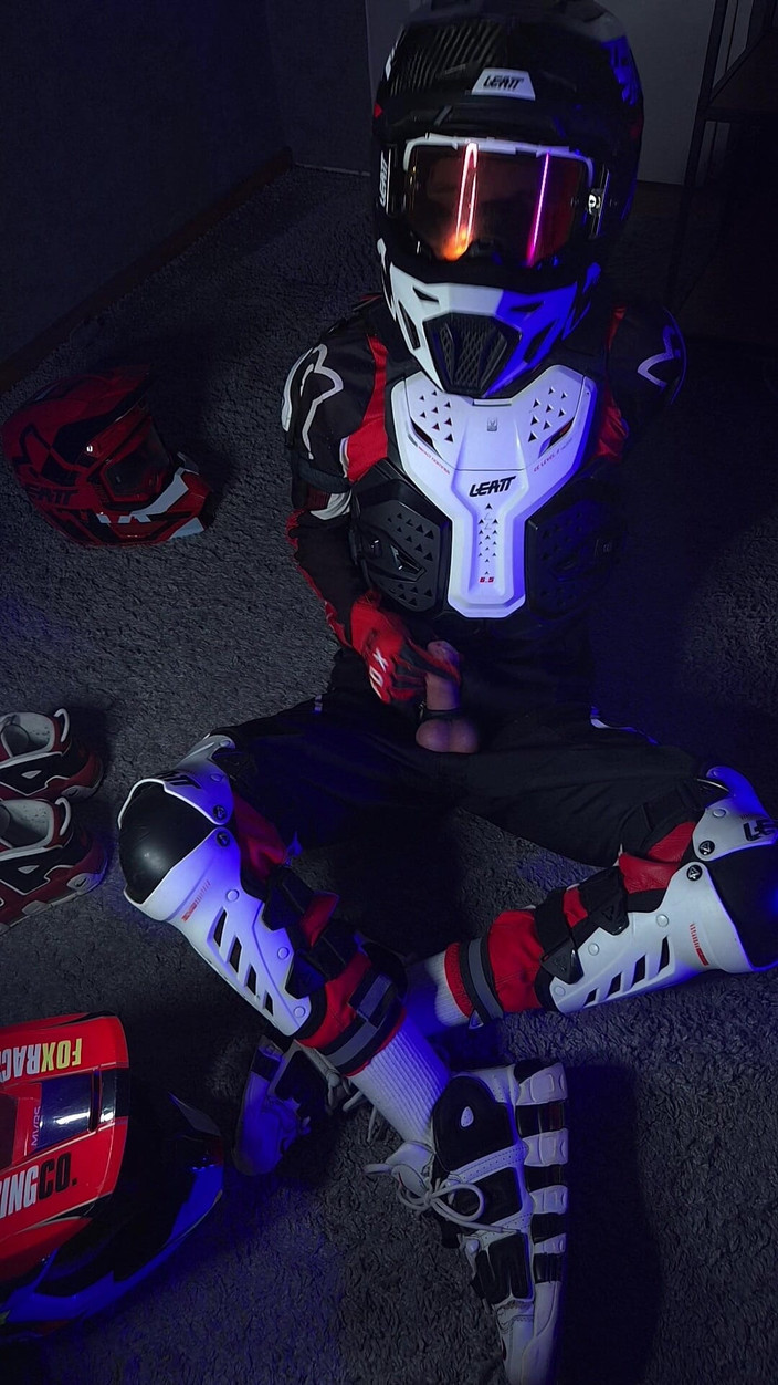 Sneakersmax98: Motociclista com tesão brinca com seu pau