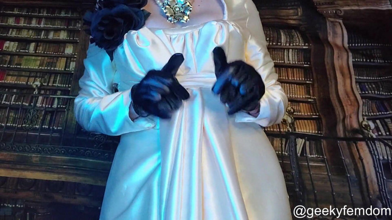Geeky Femdom: La mascota de Lady Dimitrescu