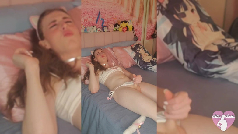 Alia Malia: AliaMaliaM2F - Kitty found a bigger toy