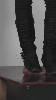 L’orgasme De L’esclave Sous Les Bottes De Maîtresse Sydney