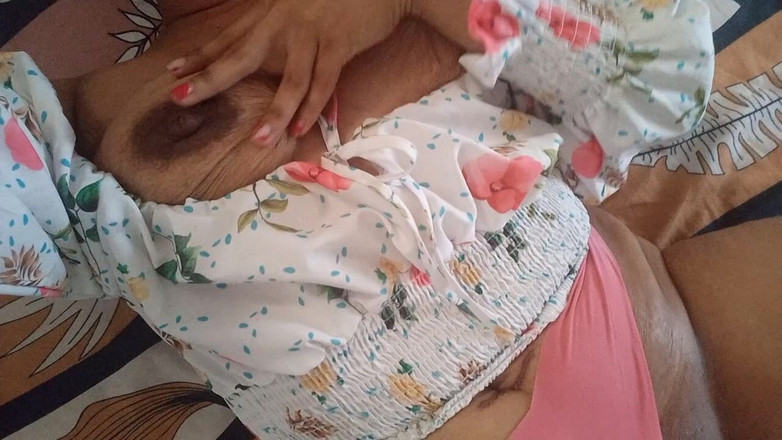 PATY PATY: Брюнетка дарує собі невелике задоволення, справжній аматор