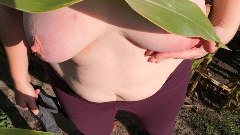 Bouncy Tits Action: Schiaffeggia le mie tette in un campo di grano