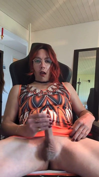 Sissy trekt zich af en eet haar sperma