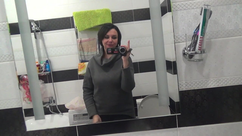 Sexy Milf: Кейт багато писяє волохатою пиздою після тривалого відчаю