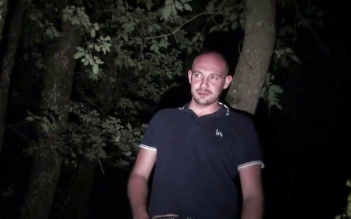 Gaybareback: Twink ukarany przez dojrzałą w lesie w nocy