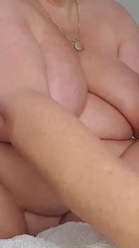 Nackte DIY-baby-Öl-fußmassage