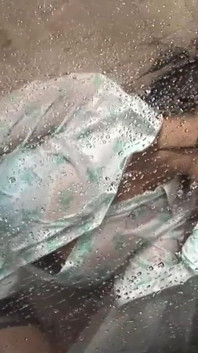Dolce ragazza si fa scopare la figa in bagno
