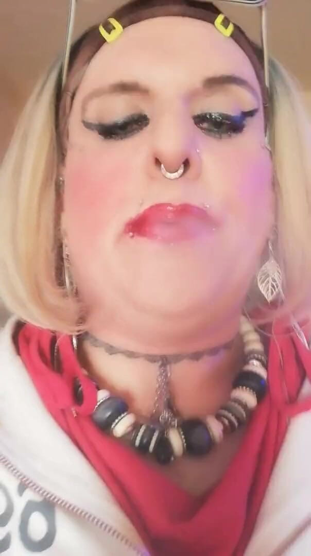 Stefanie Laveire: Blonďatá TS Stefanie kouří 1