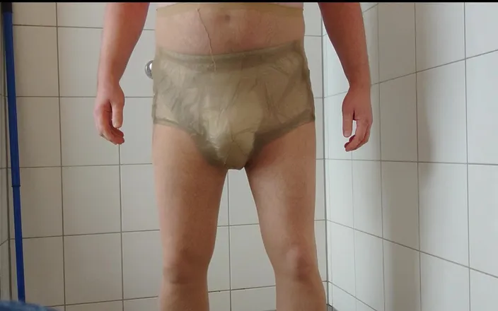 Carmen_Nylonjunge: Nylonjunge Incontinence Test 1