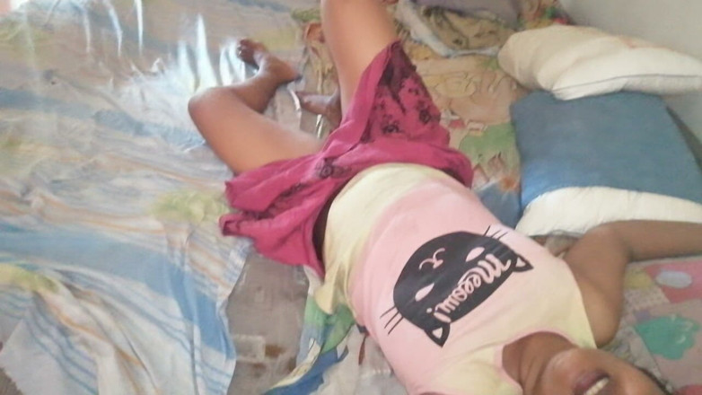 Tina Baby: Desi MILFka je bere na kolena 2
