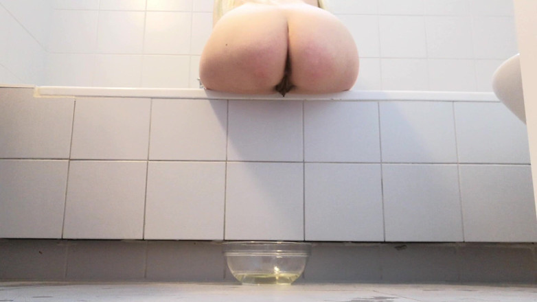 RavenBigAss: Raven: fa pipì in una ciotola di vetro mentre si...