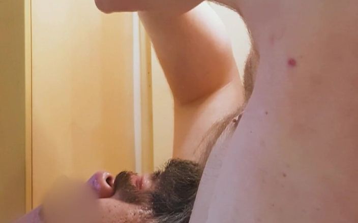 Bawdybear: Oso meando en la boca - vista desde un lado