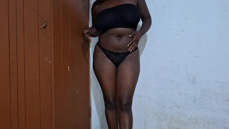 BMCs: Elle profite et soulève la plus grosse bite de la...
