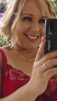 Ashley Rider, GROSSE MILF britannique, adore exhiber son gros cul rond !
