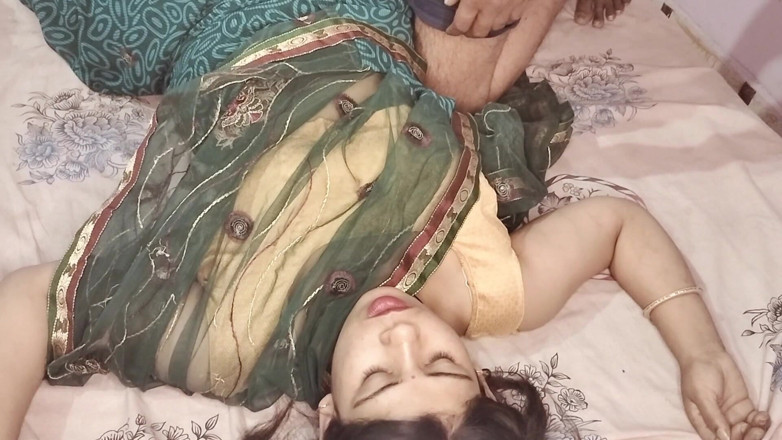 Sexy Girlfriend Girl: Sari sıkı amcıklı desi yenge Hintçe ses kaydında devar tarafından...