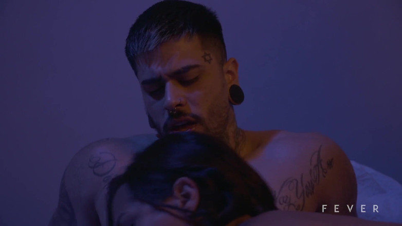 Fever Films: Gadis remaja latina lagi asik nikmatin dua kontol selesai makan...