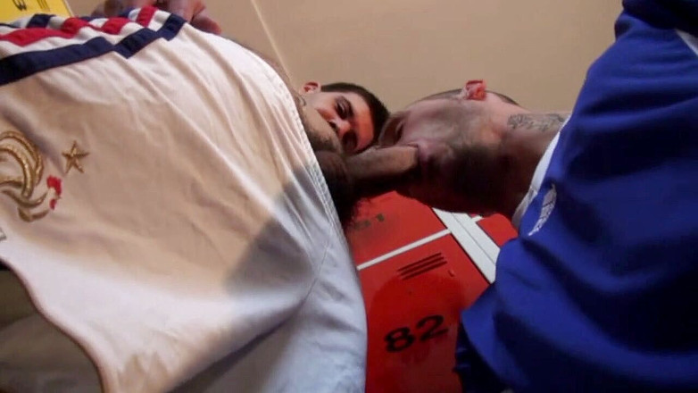 Gaybareback: Спортивные пареньки трахаются в раздевалке