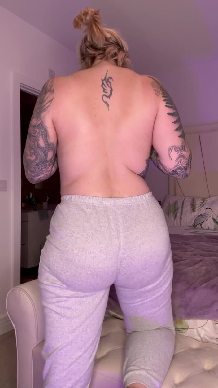 Paige Turnah: Tiro giù i miei pantaloni della tuta per mostrarti il...