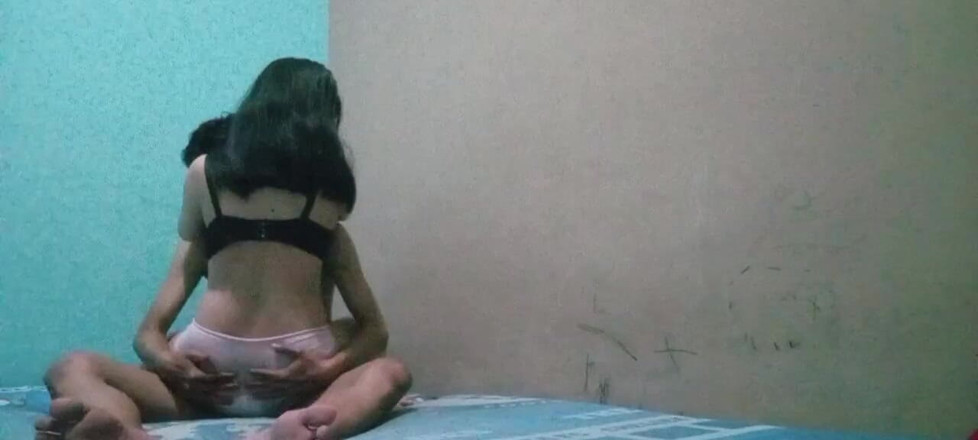 Famly sex: Sousedova manželka se svými děranými kalhotkami