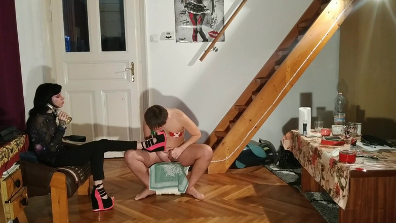 Beth Kinky: Escrava lamentável serve suas botas e pés da Amante