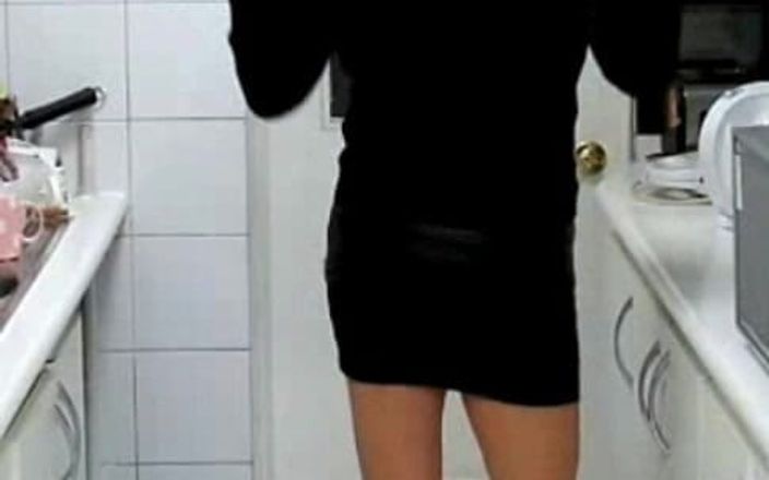 HectorChile1969: Travestiet Fernanda Gomez past haar minirok in de keuken