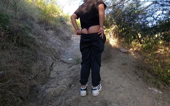 Josyandhot: Gran culo latina mostrando culo y tetas en la montaña