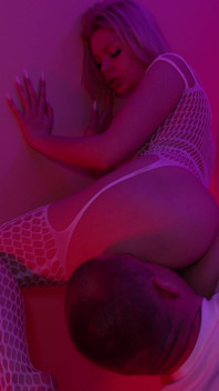Striptease con ropa de malla con sexo apasionado como regalo