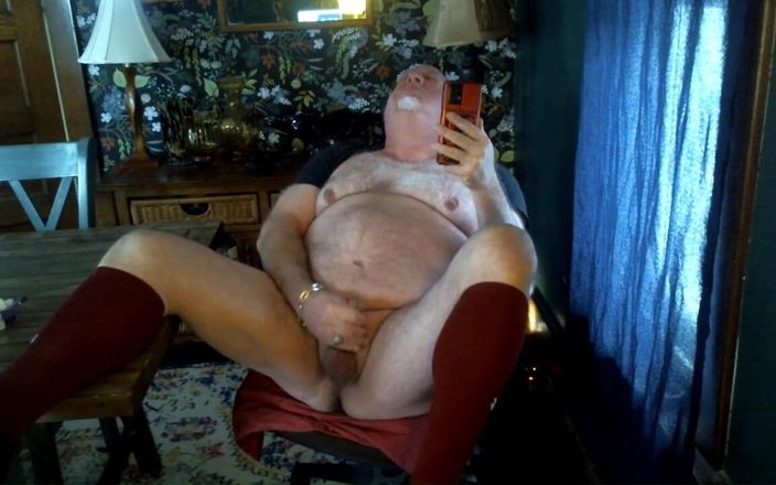 beardaddychub: Ведмідь дрочить! Дрочить на гаряче відео від фаната!